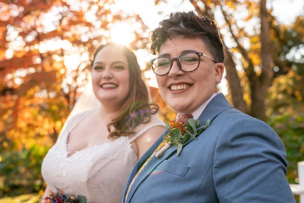 Pareja sonríe en su matrimonio simbólico al aire libre