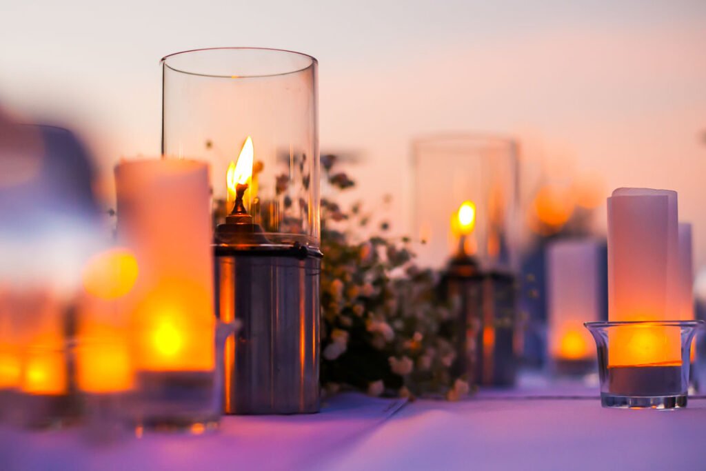 Velas encendidas para un ritual de la luz en una ceremonia simbólica