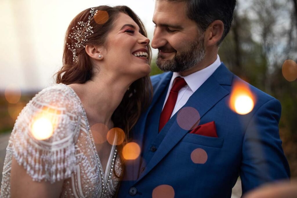 Novios se miran y sonríen en su matrimonio simbólico