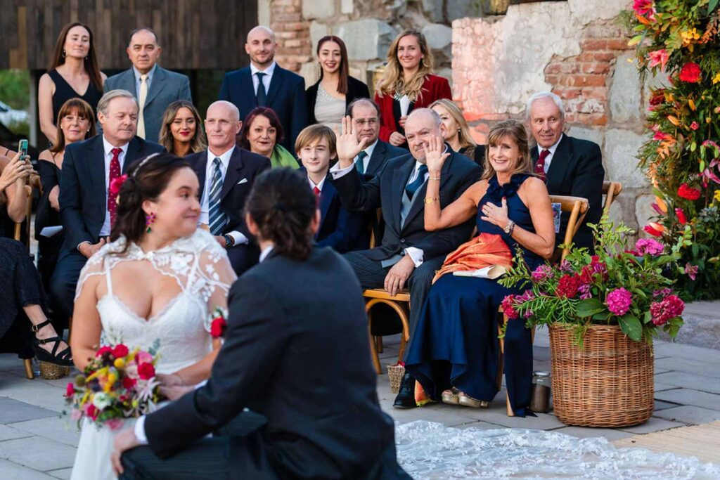 Madre del novio manifiesta su consentimiento en una ceremonia simbólica de matrimonio