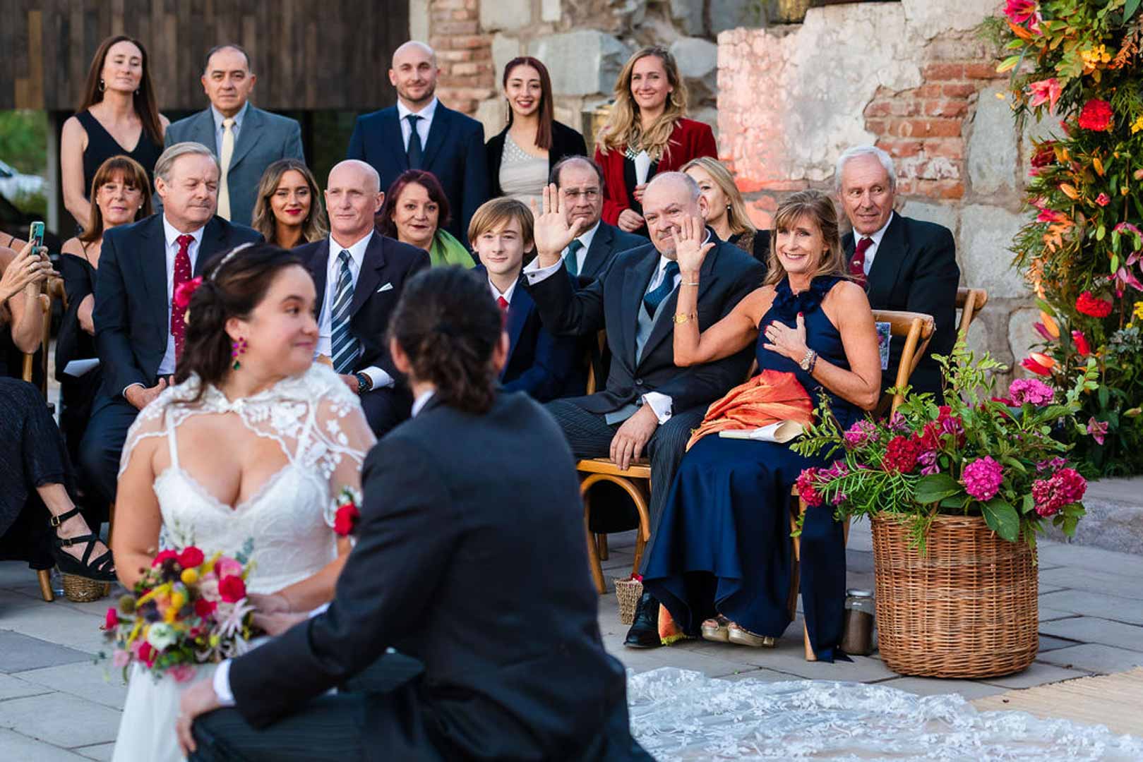 Madre del novio manifiesta su consentimiento en una ceremonia simbólica de matrimonio