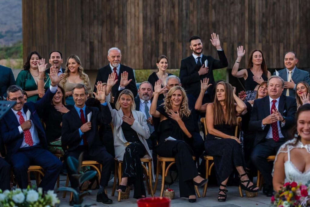 Invitados participan de una ceremonia simbólica de matrimonio