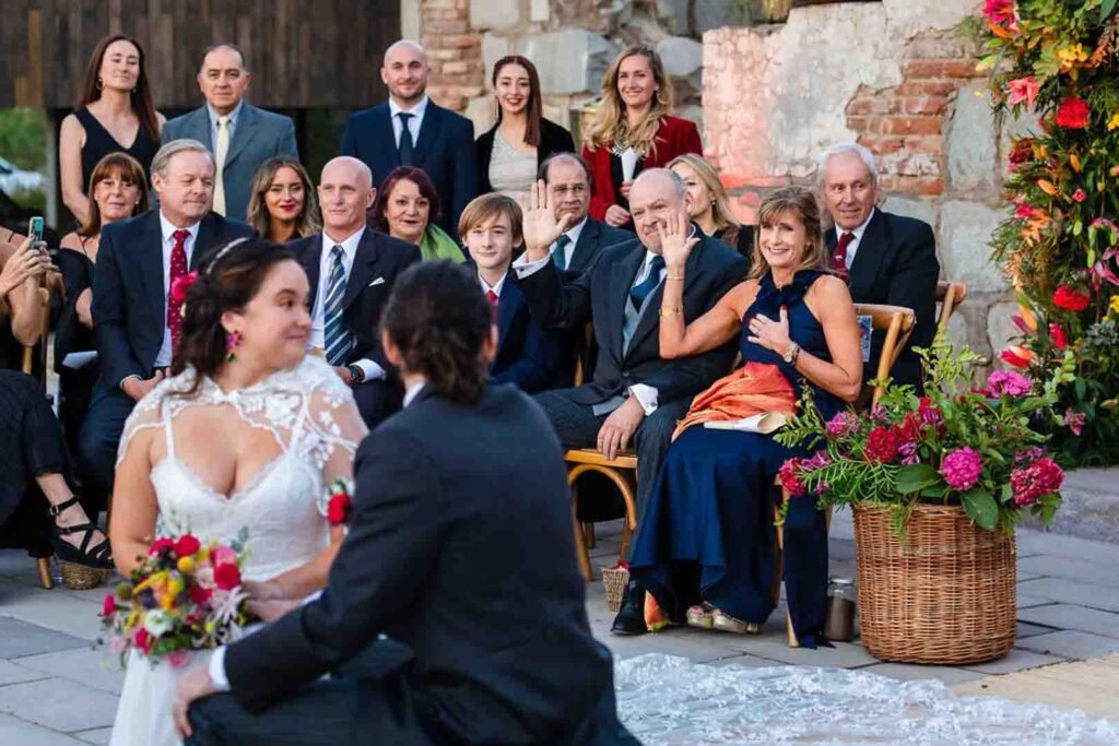 Familia y amigos acompañan a los novios en su ceremonia simbólica
