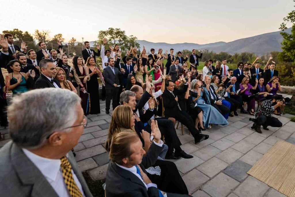 Invitados reunidos al aire libre durante una ceremonia de matrimonio simbólico en Chile