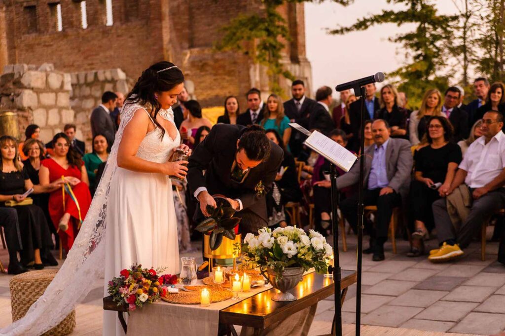 Ritual del arbol durante una Ceremonia simbólica de matrimonio