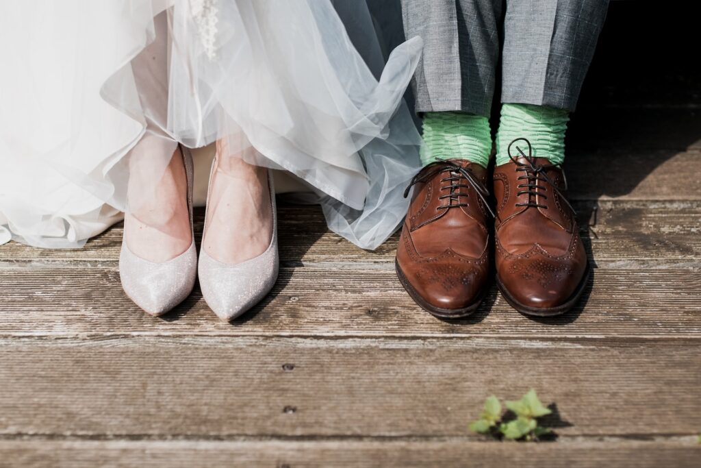 Los pies de dos novios sentados uno al lado del otro