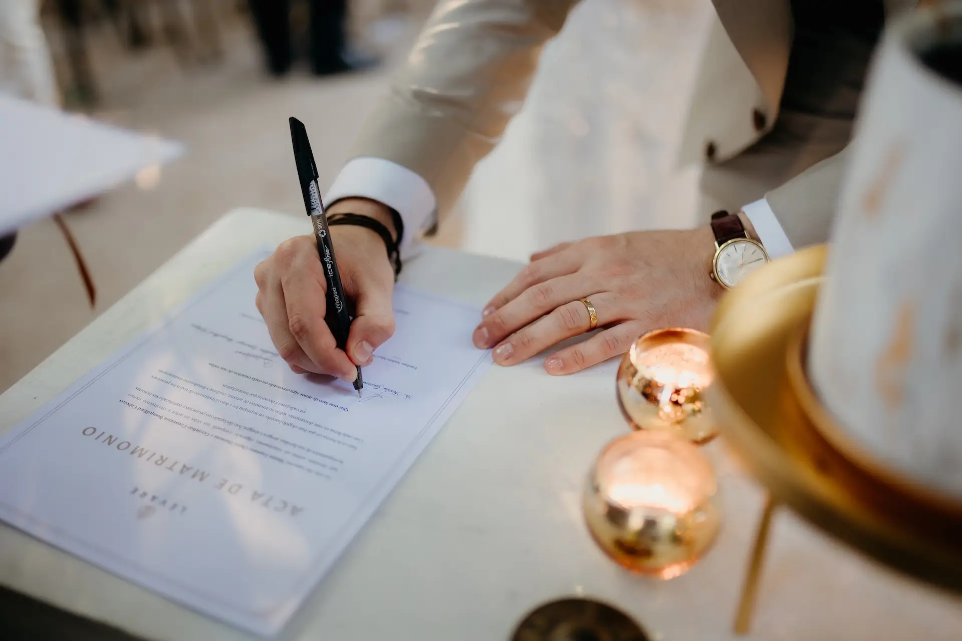 Novios firman su acta de matrimonio después de una ceremonia simbólica de Levare Ceremonias