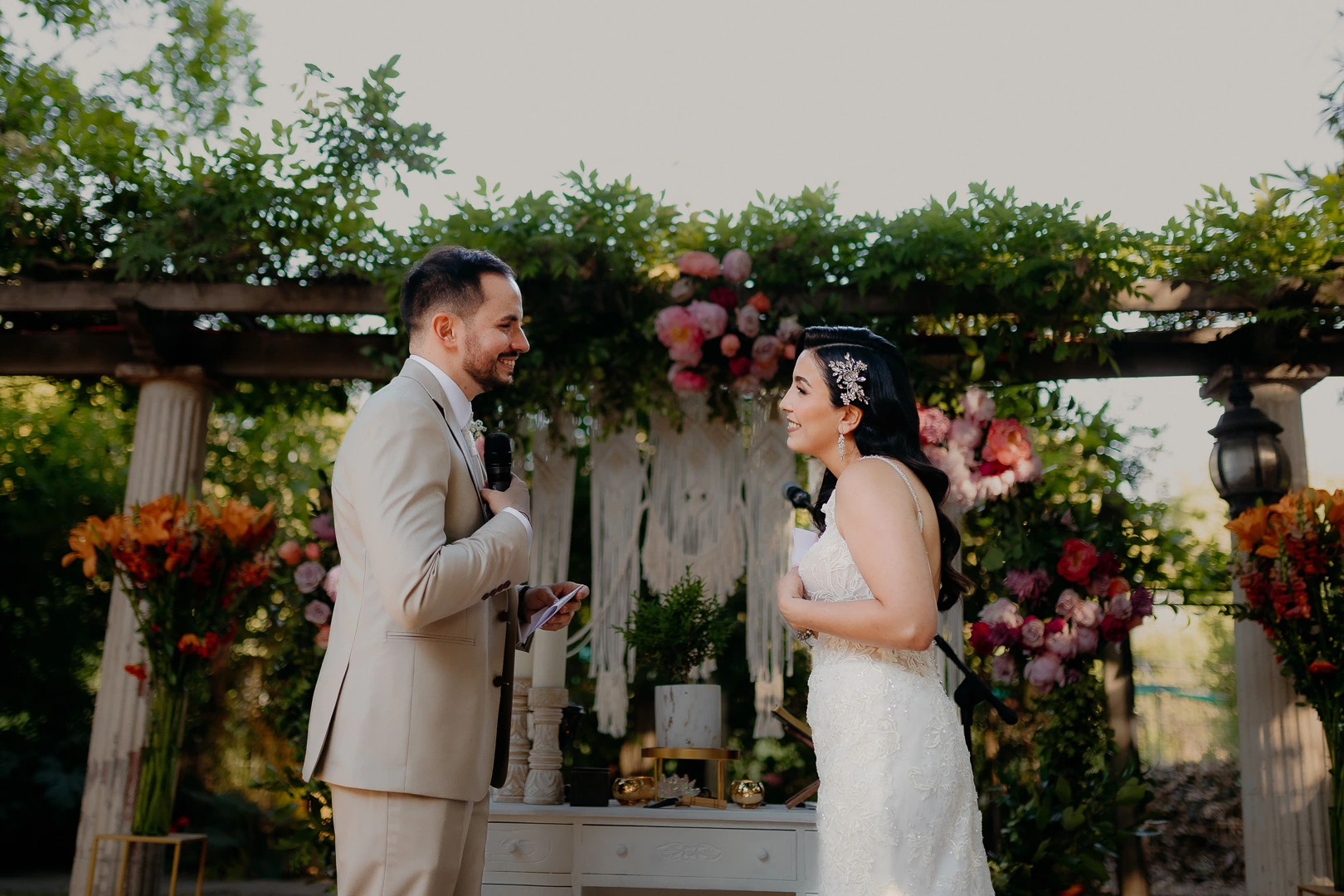Momento íntimo entre una pareja en su boda, oficiada por Levare Ceremonias.