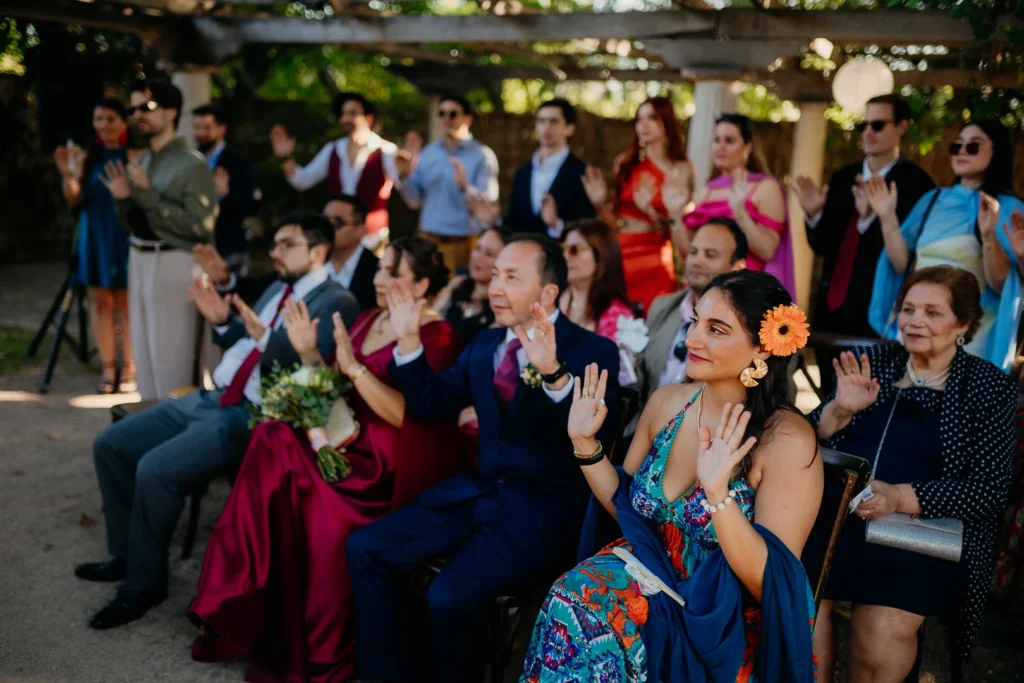 Invitados participando activamente en una ceremonia simbólica de Levare.