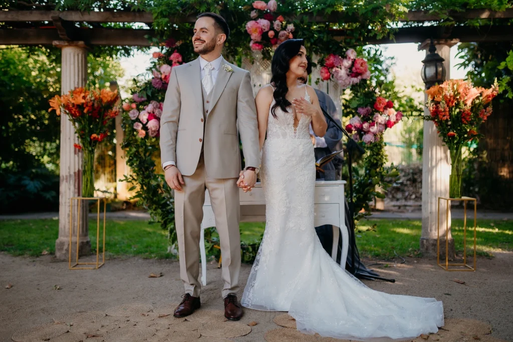 Momento íntimo entre una pareja en su boda, oficiada por Levare Ceremonias.