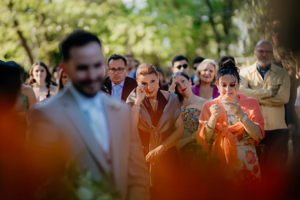 Los seres queridos de la pareja compartiendo sus votos en una ceremonia participativa.