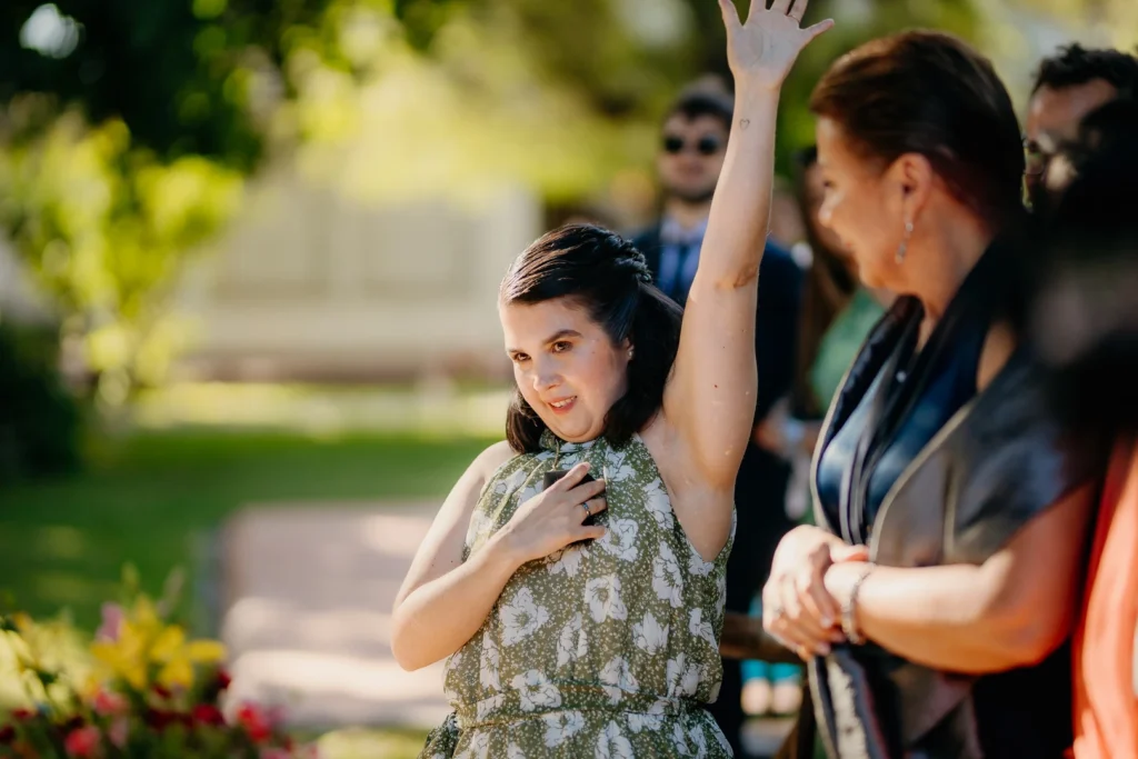 Invitados participando activamente en una ceremonia simbólica de matrimonio