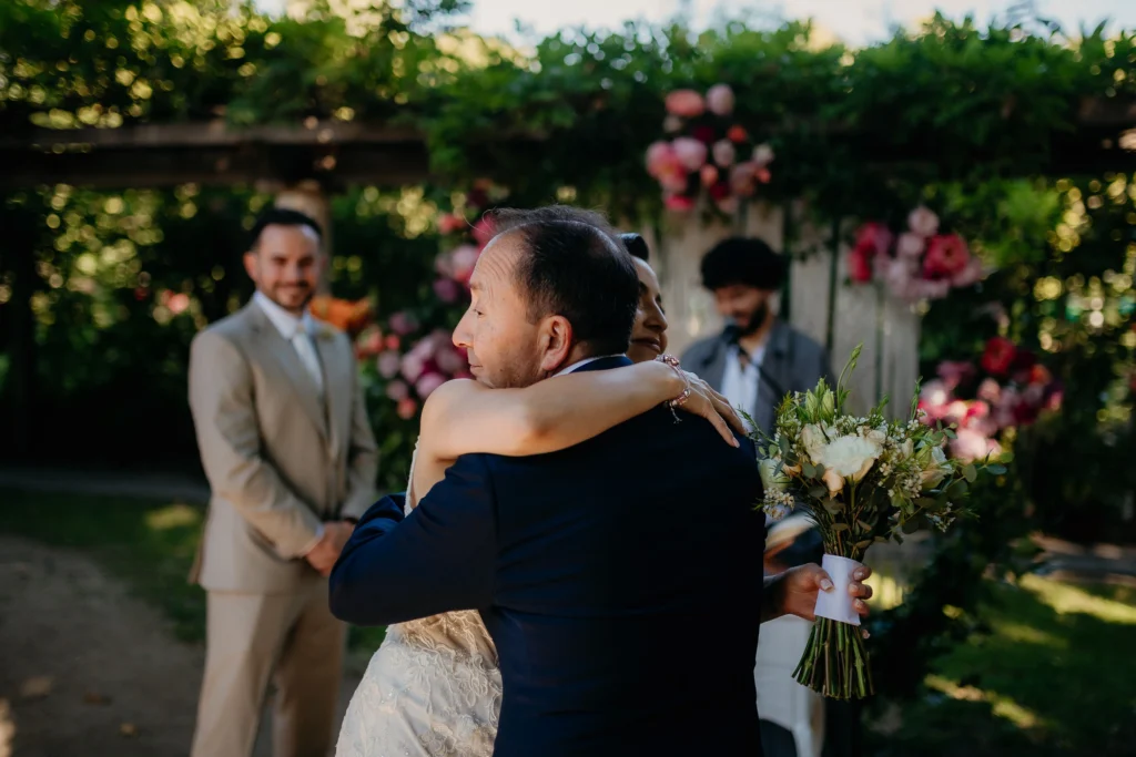 Novia abraza a su padre durante una ceremonia simbólica de matrimonio