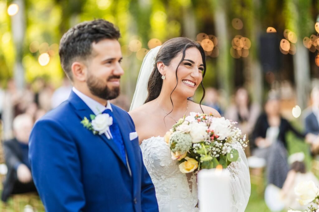 Novios sonríen durante su ceremonia de matrimonio simbólico Levare