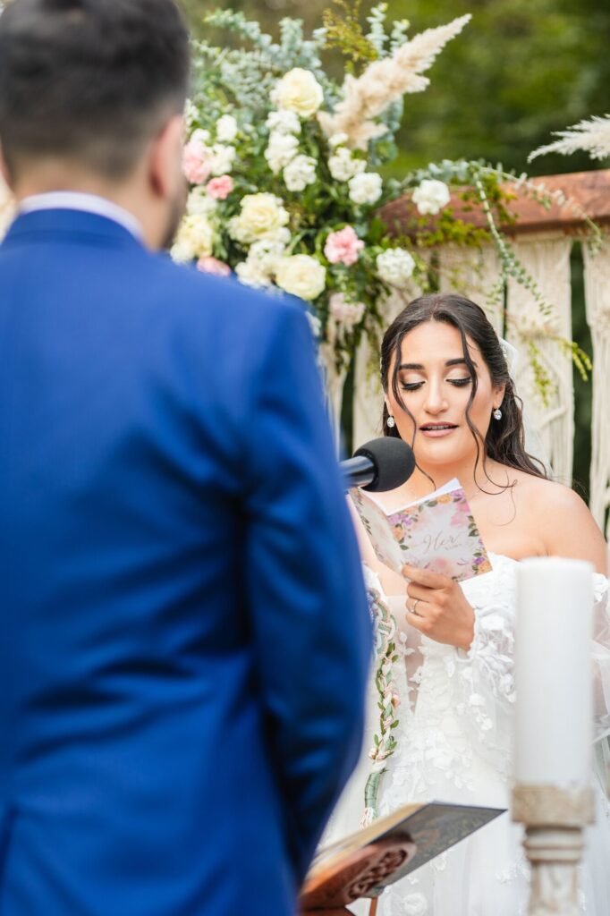 Novia lee sus votos durante la ceremonia de matrimonio simbólico