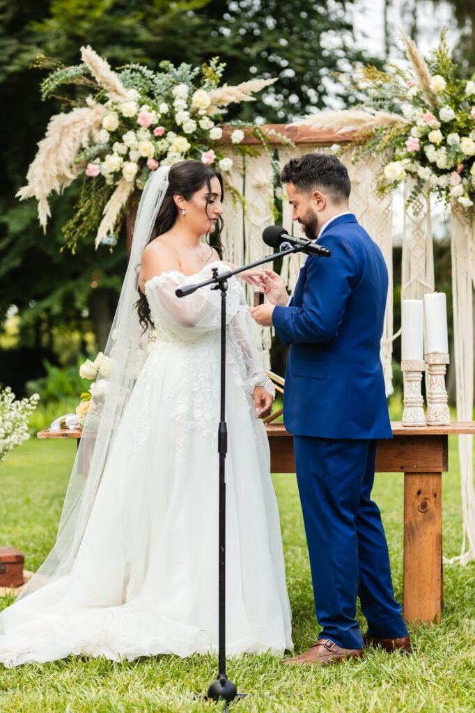 Novia dice sus votos al micrófono frente al novio