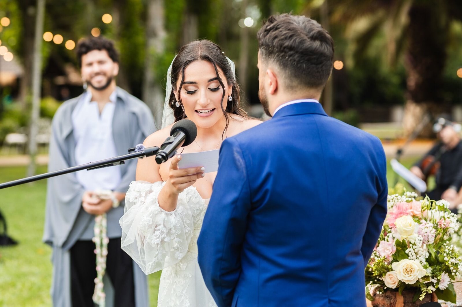 Novia lee sus votos frente al novio en la ceremonia simbólica