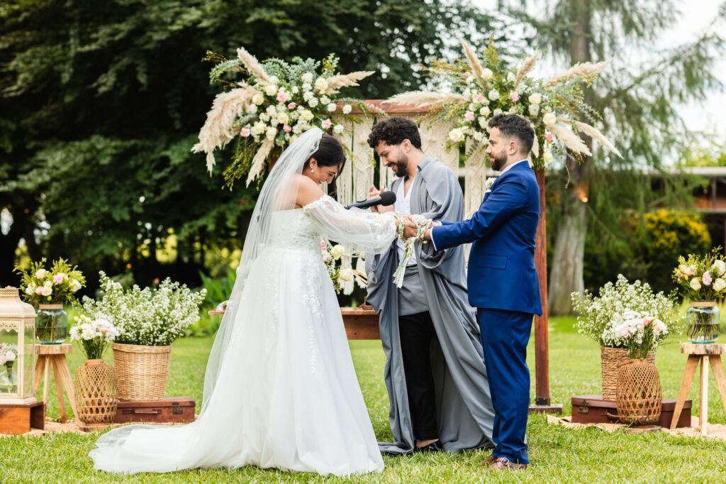 Novios se toman de las manos frente al altar en su ceremonia simbólica