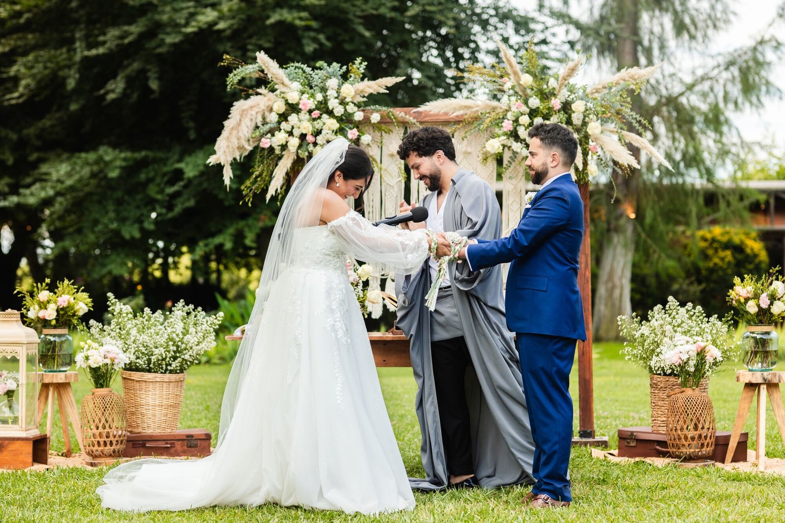 Novios se toman de las manos frente al altar en su ceremonia simbólica