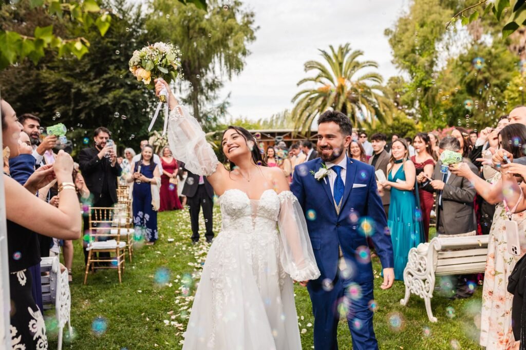 Novios celebran su salida entre los invitados tras su matrimonio simbólico